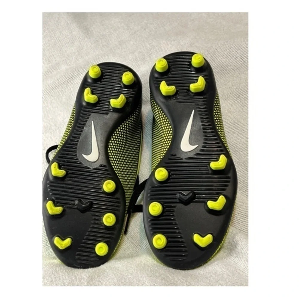 NIKE Yellow and Black Soccer Cleats